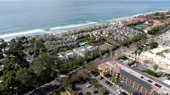 南加州海滩和海边的公寓社区鸟瞰图视频的预览图