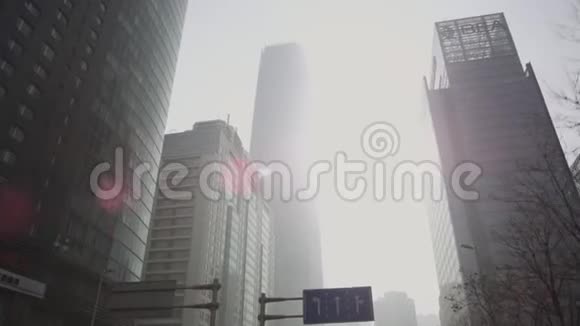 早晨日出时在城市的现代马车之间驾驶小雾视频的预览图