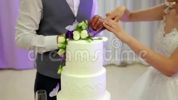 新婚夫妇一起切了一个结婚蛋糕视频的预览图