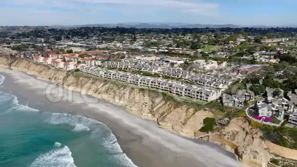 南加州海滩和海边的公寓社区鸟瞰图视频的预览图