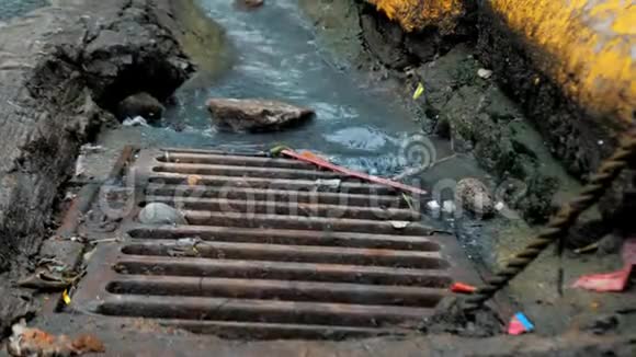 脏水流入雨水下水道系统污染流向街道的市政污水系统视频的预览图