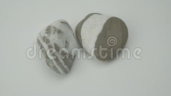 灰色和白色的卵石在浅色的表面视频的预览图