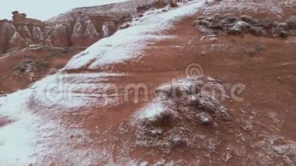 在土耳其卡帕多西亚的德夫伦特山谷旅行夫妇被凝灰岩包围视频的预览图