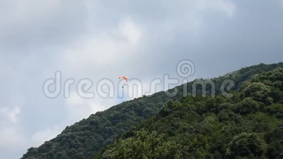 运动员用滑翔伞从山上跳下视频的预览图