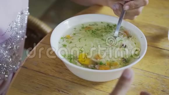 孩子吃了一道美味健康的汤视频的预览图