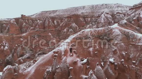 在土耳其卡帕多西亚的德夫伦特山谷旅行夫妇被凝灰岩包围视频的预览图