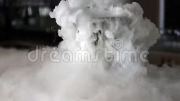 干冰中的人造雾从金属桶中喷出扩散到桌子上视频的预览图