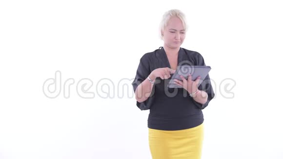 一位身着盛装的金发女商人使用数码平板电脑竖起大拇指视频的预览图