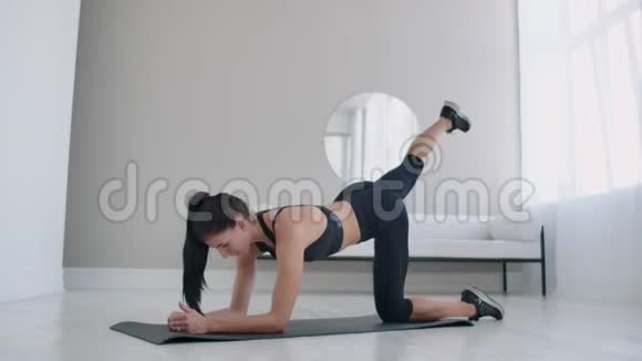 家锻炼美丽的身体欧洲黑发女人做运动视频的预览图