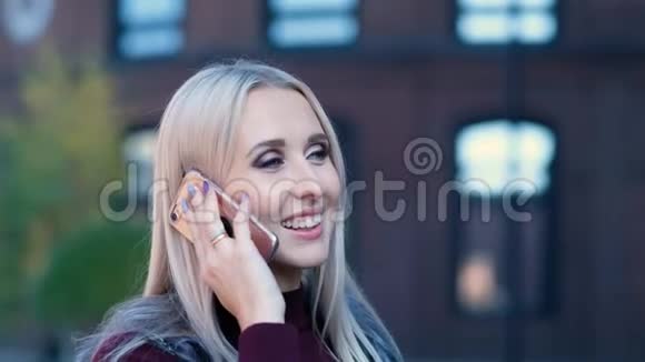 微笑的职业女性打了一个友好的电话可以和一个商业联系人或朋友交谈4K视频的预览图