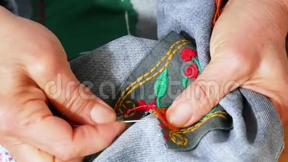 老太太在织物上手工缝制视频的预览图