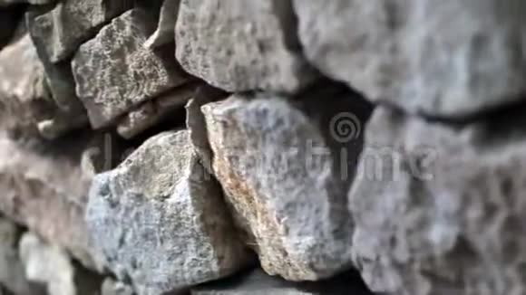 镜头移过一堵野石墙视频的预览图