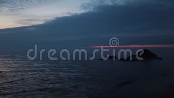 波罗的海图雅拉脱维亚海滩日落后背景中的石头视频的预览图