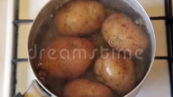 皮土豆用铝制锅煮视频的预览图
