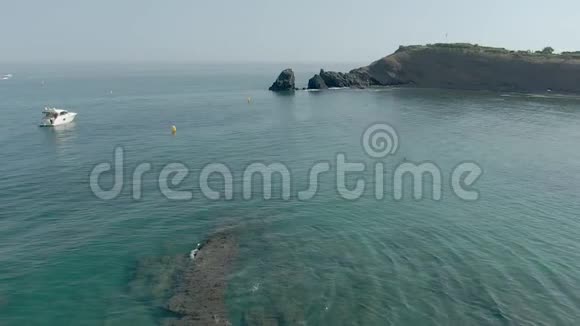 人站在碧海之上的悬崖上视频的预览图