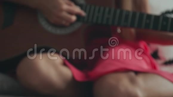 女声吉他创作新歌视频的预览图