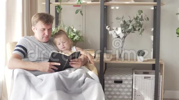 爸爸给小女儿读圣经睡着了视频的预览图