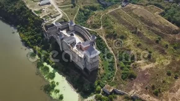 河附近中世纪城堡的鸟瞰图视频的预览图