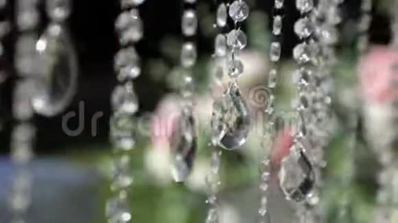 水晶珠后面的花在风中摇曳视频的预览图