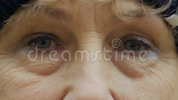 老年妇女的视力视频的预览图