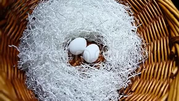 鸡蛋切纸篮高清镜头视频的预览图