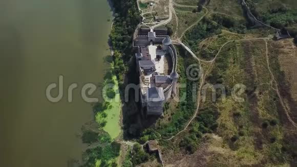 河附近中世纪城堡的鸟瞰图乌克兰霍廷城堡视频的预览图