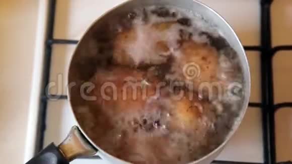 皮土豆用铝制锅煮视频的预览图