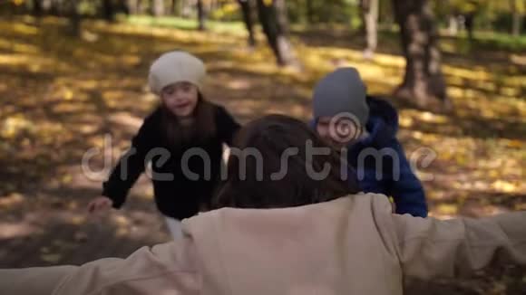 快乐的小孩在公园里和妈妈拥抱视频的预览图