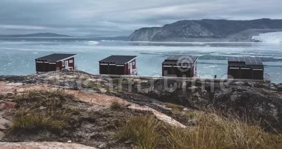 格陵兰岛EQIPSermia冰川Eqi冰川红屋的4K长时间移动时间间隔视频剪辑日落和日出视频的预览图