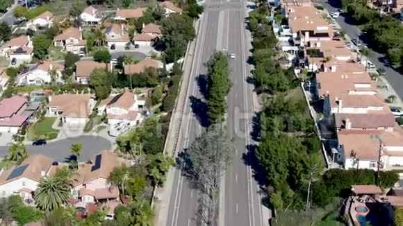 在典型的郊区街道上的鸟瞰景观毗邻圣地亚哥的大别墅视频的预览图