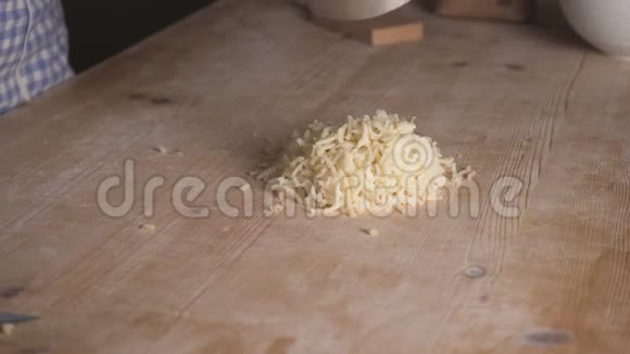 用全麦粉将自制纯素gnocchi面食的加工工艺进行封闭厨师把土豆捣碎在木切割板上视频的预览图