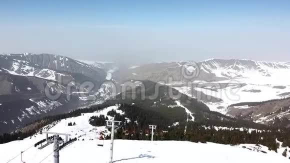 观山林和索道景观冬季自然在滑雪场上空飞行视频的预览图
