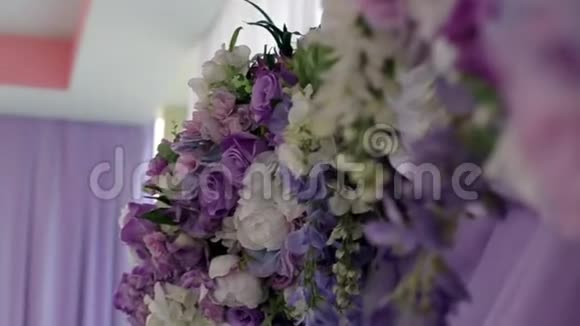 镜头掠过婚礼拱门的花饰视频的预览图