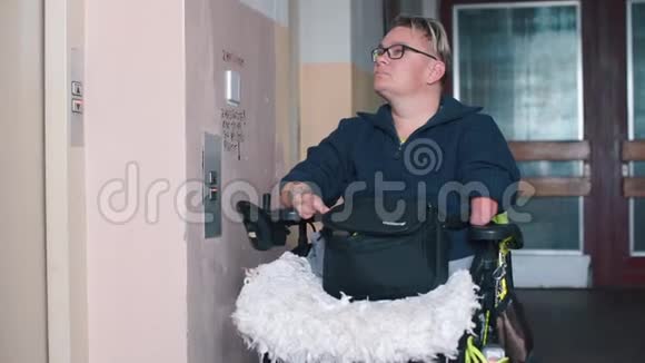 一个坐轮椅的人正在住宅楼里等电梯视频的预览图