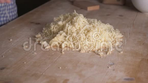 用全麦粉将自制纯素gnocchi面食的加工工艺进行封闭厨师把面粉倒在土豆泥上视频的预览图