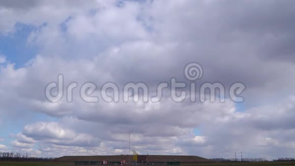 时光飞逝云在田野上空移动视频的预览图