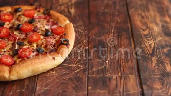 意大利比萨和意大利干酪番茄酱和意大利香肠视频的预览图