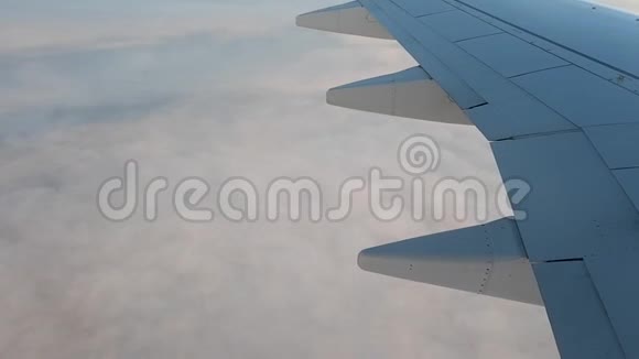 飞机在天空中行驶视频的预览图