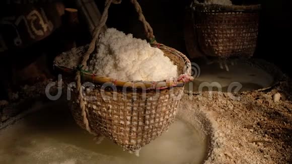 古代盐岩工艺民间智慧传统沸水泰国南省博克鲁亚区视频的预览图
