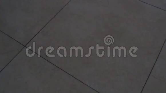 摄像机在方形瓷砖地板上移动视频的预览图
