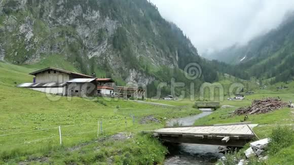 奥地利阿尔卑斯山蒂罗尔州维默塔尔山谷的传统农场房屋视频的预览图