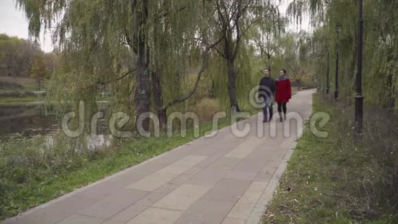 男人和女人在公园里散步视频的预览图