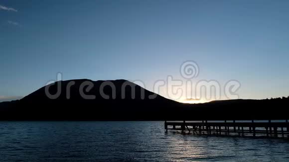 湖边的日落景象剪影式的木制剪影Jetty山景视频的预览图