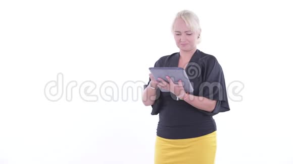 快乐的金发女商人使用数码平板电脑并竖起大拇指视频的预览图