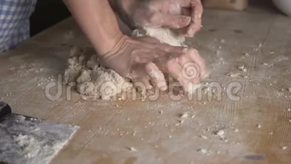 用全麦粉将自制纯素gnocchi面食的加工工艺进行封闭厨师把面团揉在木板上视频的预览图
