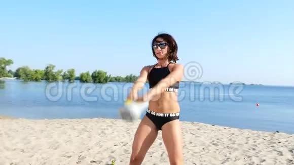 漂亮的运动的年轻的女人戴太阳镜穿泳衣教练教练举重练习视频的预览图