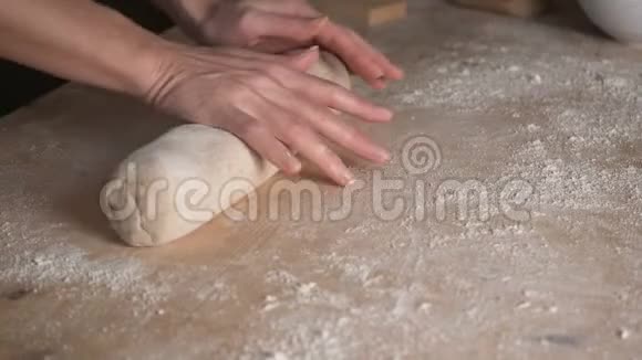 以全麦粉为原料对纯素食面食进行了加工家里的厨师把面团擀在木头上视频的预览图