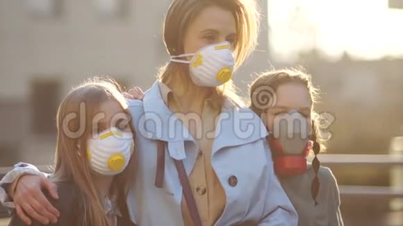 家人戴着防护面具戴着防护面具的年轻美女和两个蒙面小孩在散步视频的预览图