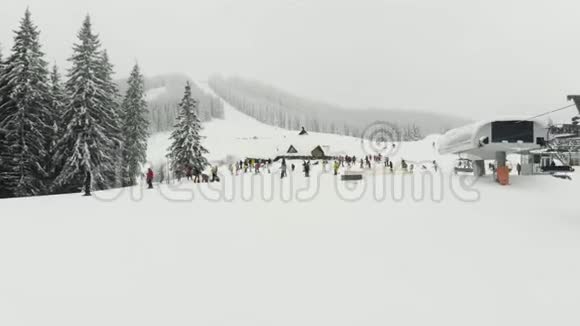 喀尔巴阡山滑雪胜地鸟瞰特写视频的预览图