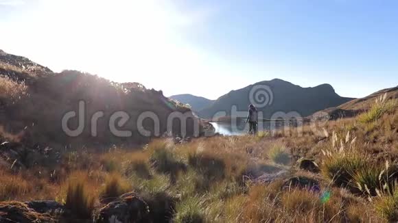 在玻利维亚安第斯山脉的一座高山上徒步旅行的妇女视频的预览图